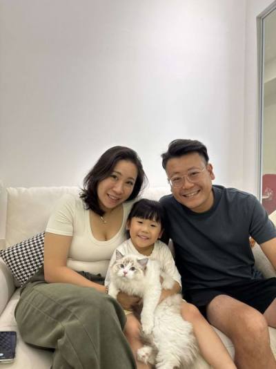 Ragdoll family with their CatzillaSG kitten in Singapore